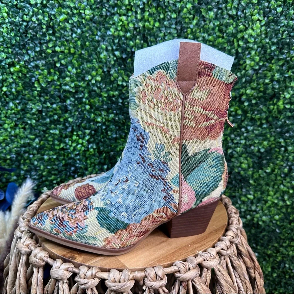 NWT Vintage Floral jacquard tapestry western Boot- vegan leather New Kaiya boots